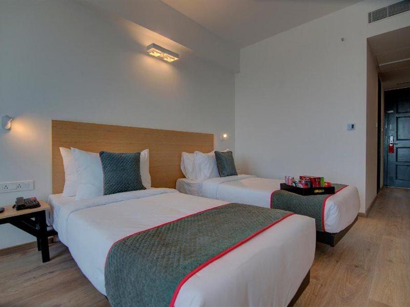 נוידה Townhouse Sector 49 Near Logix City Centre מראה חיצוני תמונה
